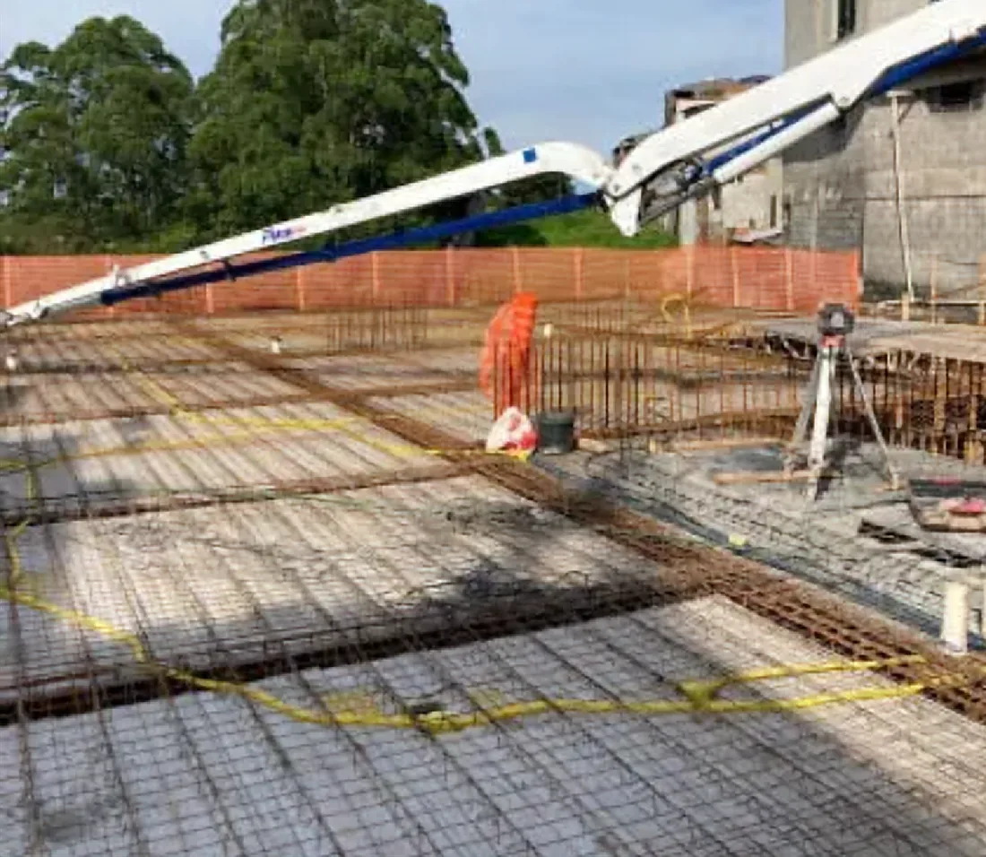 Braço de bomba lança sobre laje armada pronta para concretagem